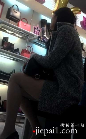 包包店内拍摄两位高跟长腿姐妹花