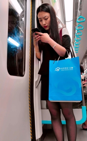 地铁车厢里的黑丝小姐姐