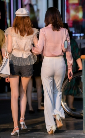 她的背影