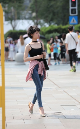 牛仔裤苗条妹妹