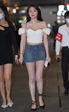 牛仔短裙美女