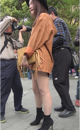 戴着黑色帽子的漂亮美女
