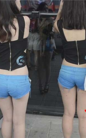 chinajoy展会现场外的翘臀美腿紧身热裤女孩们。