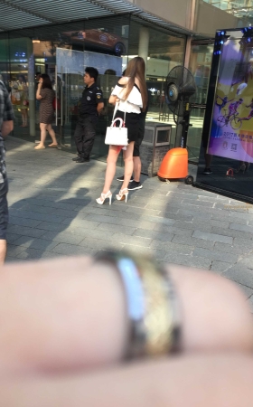 聊天的短裙长腿美女 [16P]