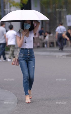 拿太阳伞的紧牛~ [15P]