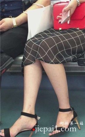 地铁上偶遇笑容甜美的长腿女神