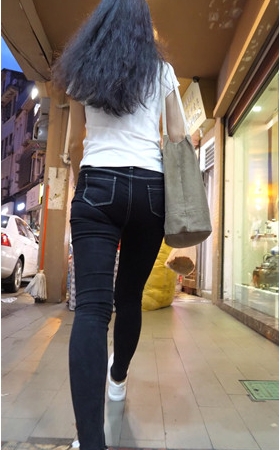 黑色牛仔裤女孩