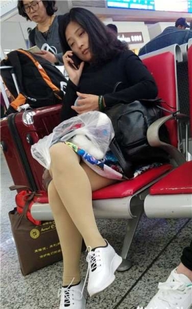 4k超清，性感玉腿肉丝袜白色运动鞋美眉