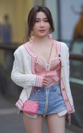 可爱热裤美眉