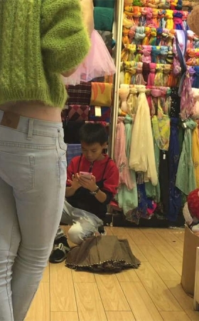 玩具店紧牛美女