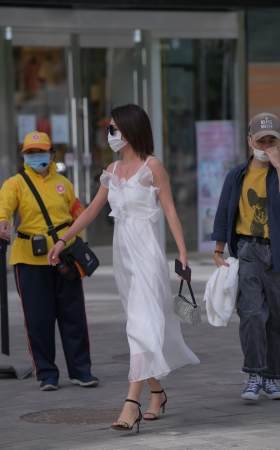 白色长裙气质美女
