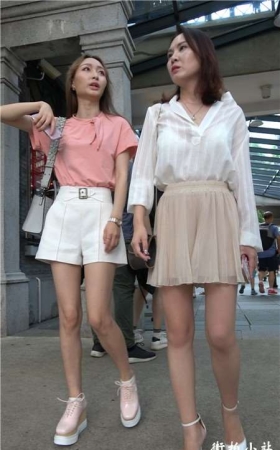 令人怦然心动的两位时尚街拍美女姐妹 [1.22 GB]