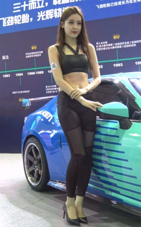 高颜值甜美皮裤长腿车模