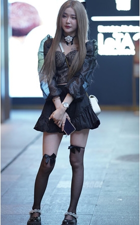 漂亮的黑裙美女【套图+视频】