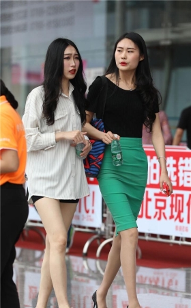 极品绿色中裙肉丝大长腿小姐姐3A085[27P-202M]