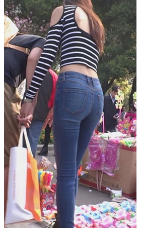露腰牛仔美女
