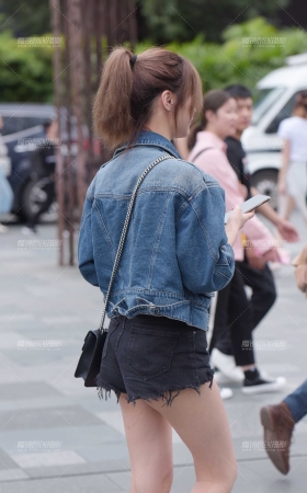 等红绿灯的美女 [18P]