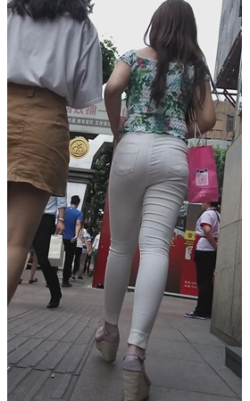 白裤紧身美眉