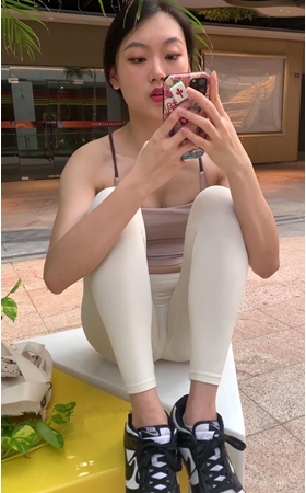 白色紧身裤美女