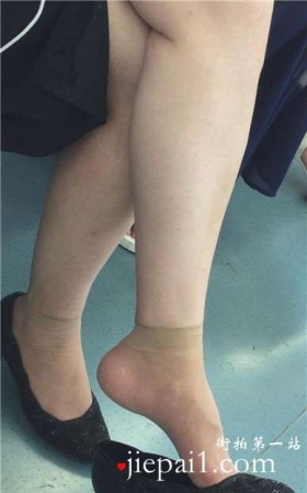 肉丝短袜少妇爱挑些，雪白的大腿诱人