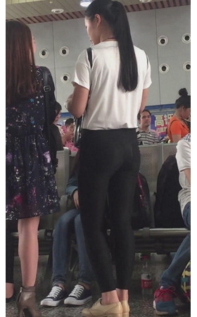 候车室的黑裤妹子
