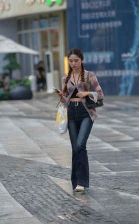 23922-45=51√牛仔裤小姐姐