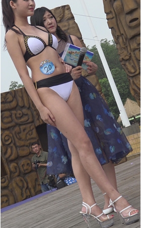 白色比基尼高校美女圆润紧翘