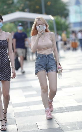 漂亮的吊带连体包臀裙美女