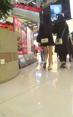 商场夹娃娃的美腿美女