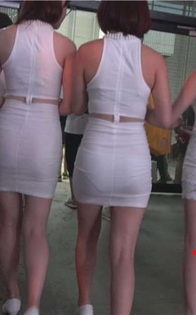 身材超赞的包臀性感大皮裤showgirl姑娘们。