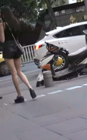 黑衣热裤美腿性感美女小姐姐
