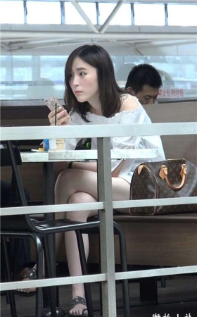 4K - 超级美颜凉鞋美足小姐姐 [1.62 GB]