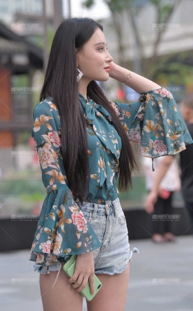 等闺蜜de热裤美女 [20P]