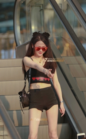 黄昏下的纤细美腿MM [17P]