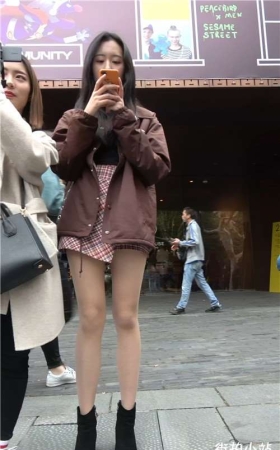 性感的丝袜美腿街拍美女 [1.32 GB/MP4]