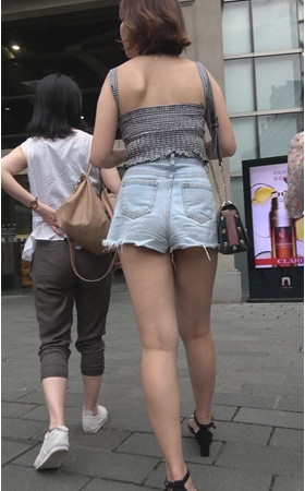 逛街的热裤妹子