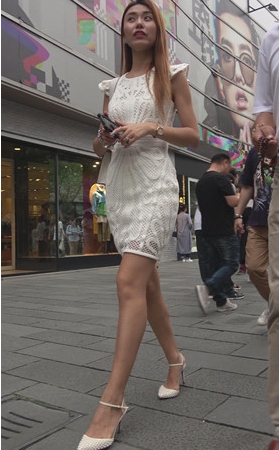 连体白色包裙美女