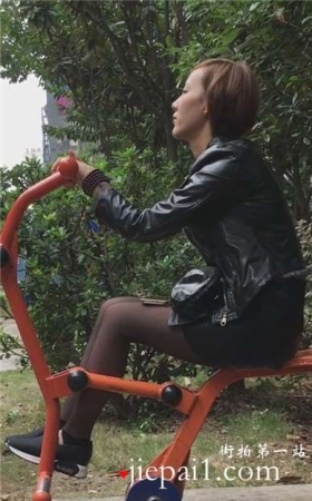 偶遇健身器材上的黑丝美腿皮衣短发女孩