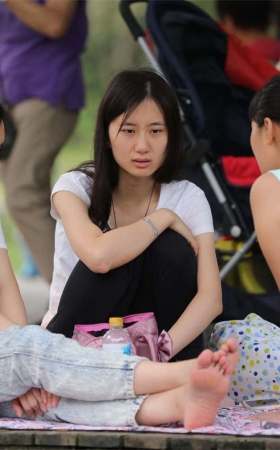 No1046 漂亮女孩丝足动作再含蓄，也让一旁奔放的裸足沦为背景