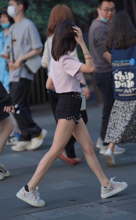 热裤小妹