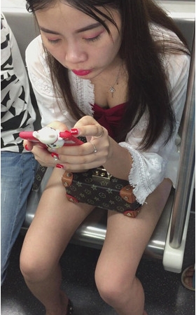 玩手机的红唇MM