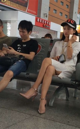 车站白色连衣裙鸭舌帽极品清纯美女