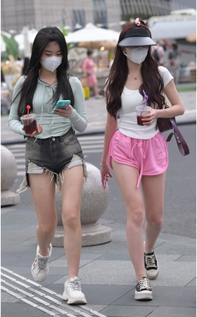 两个美腿小姐姐(60P)