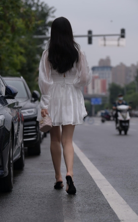 白裙美女