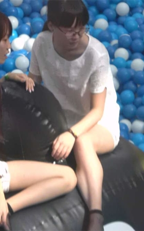 游乐场两个顽皮的小姑娘的短黑丝