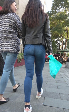 街拍长腿紧身牛仔裤美女