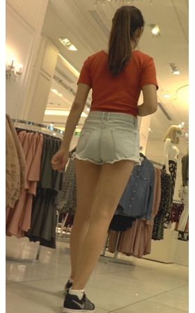 红衣热裤小姐姐