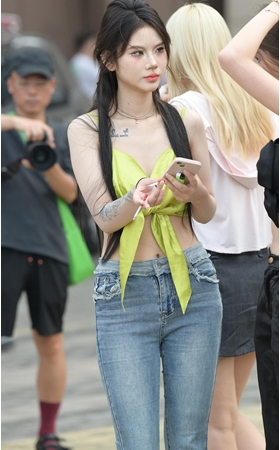 长发牛仔裤小美女(49P)