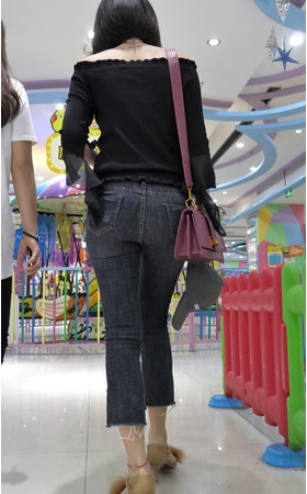短发牛仔裤妹子