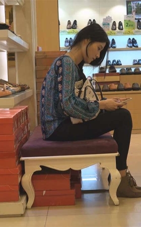修长美女亲自展示，试鞋时如何脱下丝袜袜套再穿上